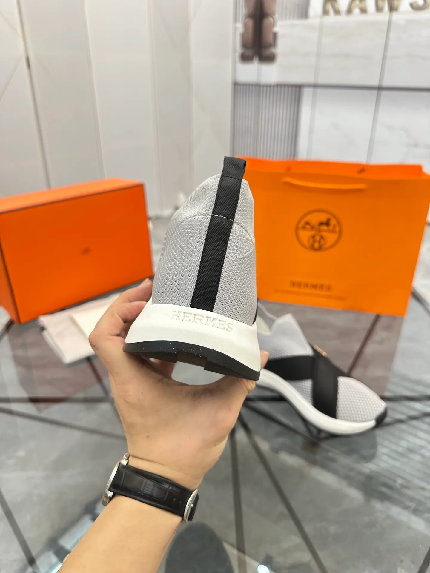 Men's shoes: 💰P620¥ High-end top quality Product trademark: Hermes *"Hermès*" low-top casual shoes Regular size: 38-45 (can be customized to 46) Product materials: Upper imported from the counter original fly weave, breathable lining, cowhide foot pads, original outsole. No.: 001